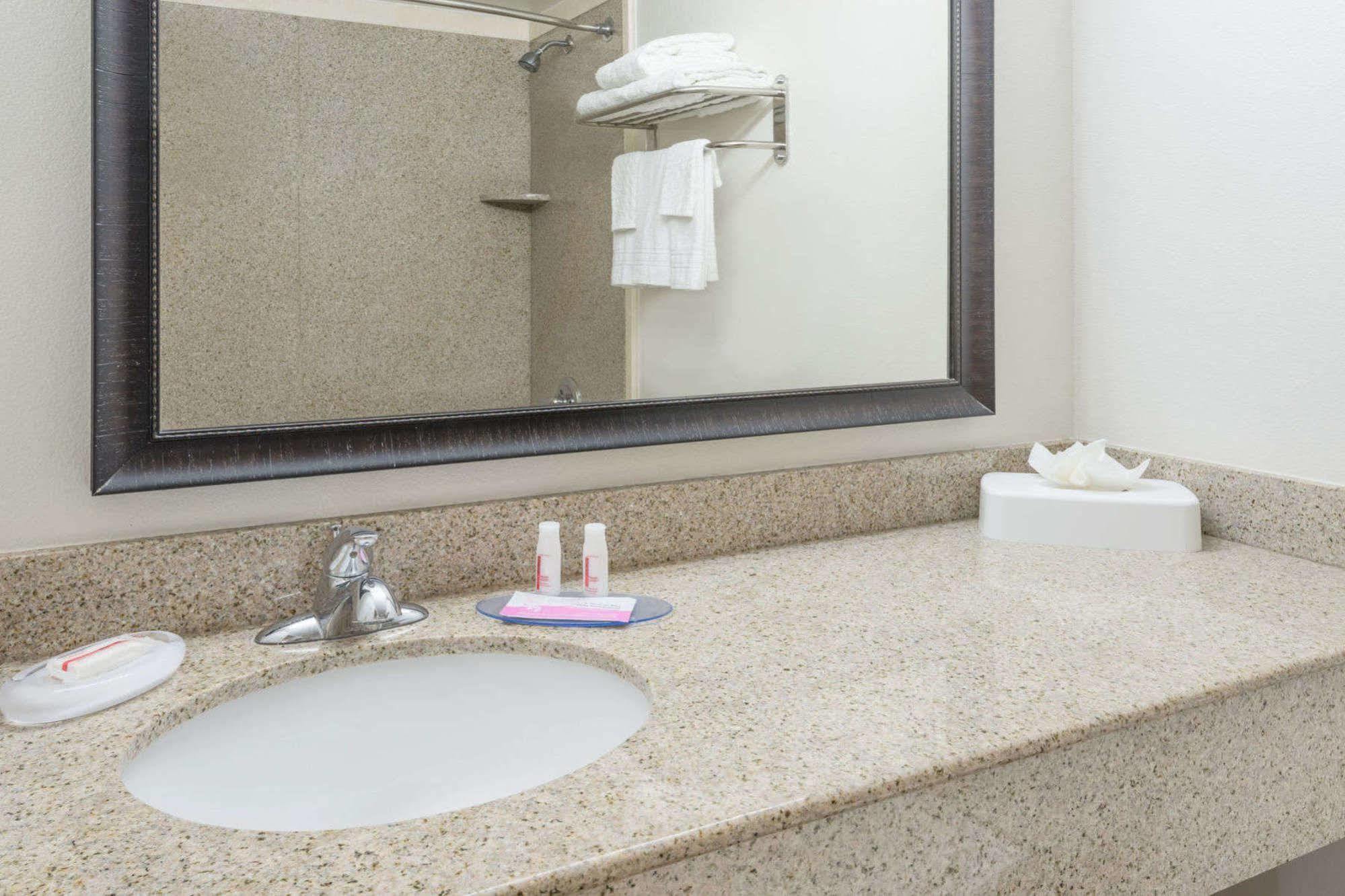 Catoosa Inn & Suites Ngoại thất bức ảnh